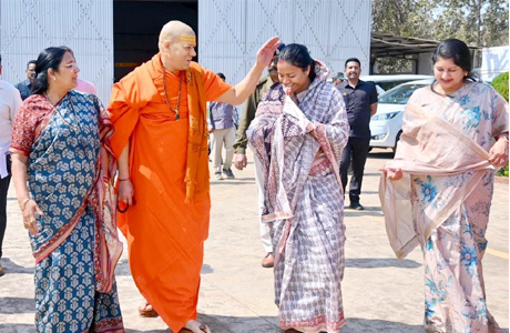 मंत्री लक्ष्मी राजवाड़े ने निरंजनी पीठाधीश्वर गिरी महाराज से लिया आशीर्वाद