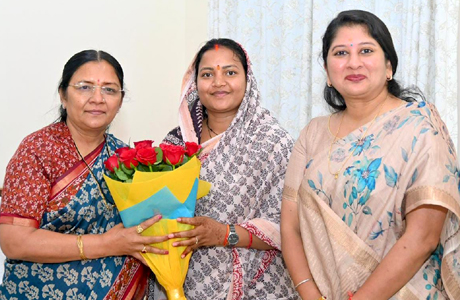 केन्द्रीय मंंत्री सावित्री से मिलीं महिला बाल विकास मंत्री लक्ष्मी