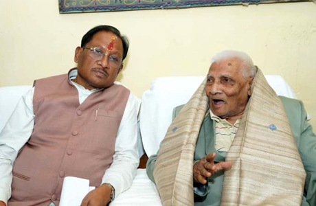 लोकतंत्र सेनानी घोष दादा से मुख्यमंत्री साय ने की मुलाकात