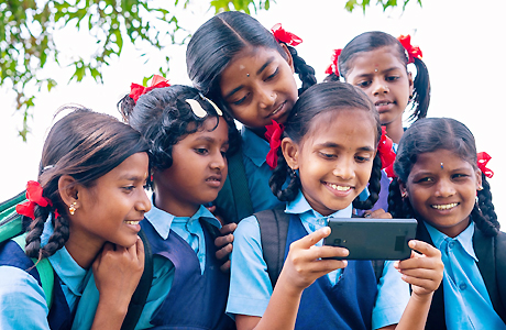 16 साल से कम उम्र के बच्चों के मोबाइल चलाने पर लगेगा बैन?