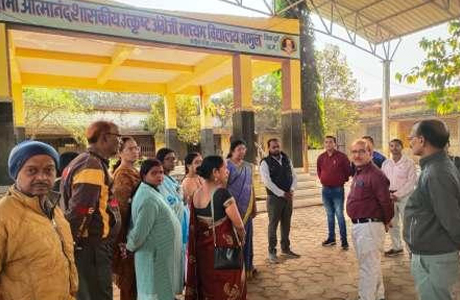 गुरुजी देख रहे रील, रसोई में खुजली वाला कुत्ता, डीईओ दंग