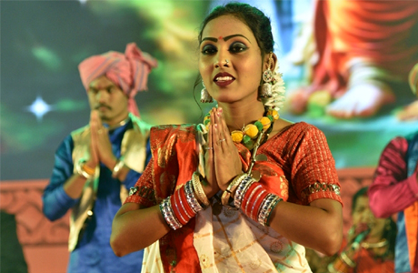 राजिम कुंभ कल्प में लोकमहक खल्लारी की प्रस्तुति पर थिरके दर्शक