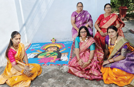 गणित की शिक्षिका स्मिता ने बनाए अब तक 500 रंगोली-चित्र