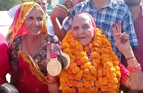 94 साल की दादीमां ने खेल मैदान पर छुड़ाए सबके छक्के