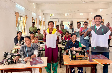 बंदूर छोड़ कर हुनर की तरफ बढ़े आदिवासी युवाओं के हाथ