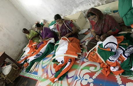 कर्नाटक के इस गांव में करघे पर बनता है पूरे देश के लिए तिरंगा