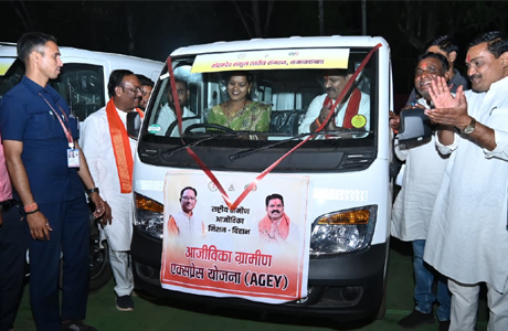 कबीरधाम में ‘दीदियों’ ने संभाली स्टीयरिंग, उपमुख्यमंत्री शर्मा बने सवारी