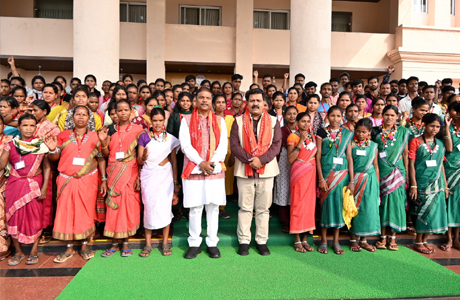 विधानसभा पहुंची अबूझमाड़ के युवाओं की टोली, देखी सदन की कार्यवाही