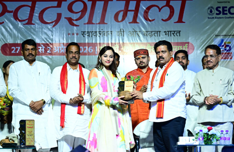 स्वदेशी मेले में बॉलीवुड की पार्श्व गायिका ऐश्वर्या पंडित ने बांधा समां