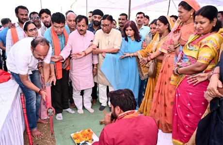 बलौदाबाजार में राजस्व मंत्री टंक राम वर्मा ने किया हाट बाजार का लोकार्पण