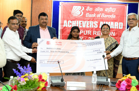 कृषि विश्वविद्यालय के तीन मेधावी छात्रों को बैंक ऑफ बड़ौदा अचीवर्स अवॉर्ड