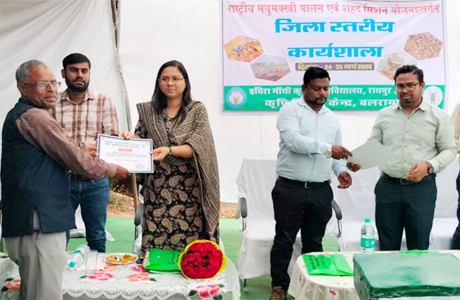 मधुमक्खी पालन से किसानों की आय में 20 से 25 प्रतिशत तक वृद्धि संभव