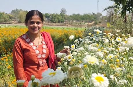 बिहान ने बदली रत्ना की तकदीर, फूलों की खेती से बनीं आत्मनिर्भर