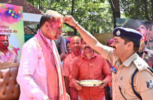 मुख्यमंत्री निवास में रंगों की बौछार: अधिकारी-कर्मचारियों संग खेली होली