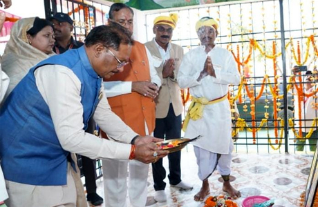 मुख्यमंत्री साय ने बड़ादेव की पूजा कर मांगा सुख-समृद्धि का आशीष