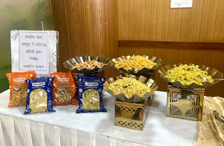 जेल के आस्था कैफे में बंदी बना रहे नमकीन; विधायकों ने लिया आनंद