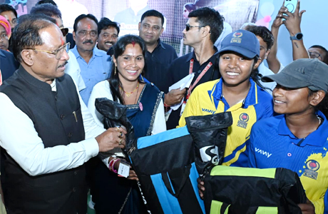 मुख्यमंत्री साय ने इचकेला की खिलाड़ियों का किया सम्मान : क्रिकेट किट देकर बढ़ाया उत्साह