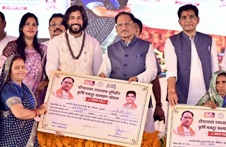 होली से पहले किसान, अब नवरात्रि में भूमिहीन कृषि श्रमिकों को मिली सौगातें