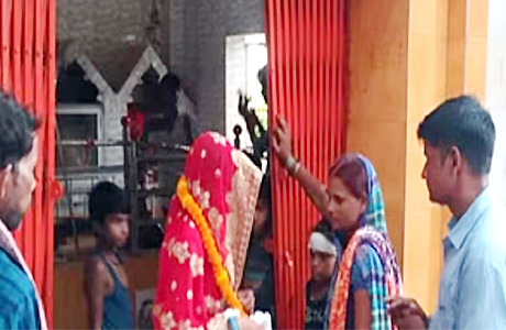 देवर से हो गया इश्क तो पति ने पंचायत बैठाकर उसी को सौंप दिया