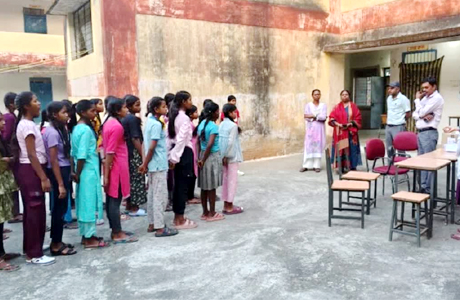 गर्ल्स हॉस्टल में भूतों का डेरा, स्वास्थ्य अमले के साथ पहुंचा बैगा भी