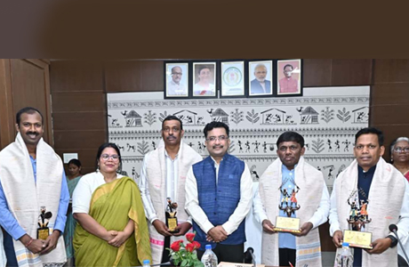 गोवा के मंत्री डॉ. रमेश तावड़कर ने देखी छत्तीसगढ़ के जनजातीय गौरव की झलक