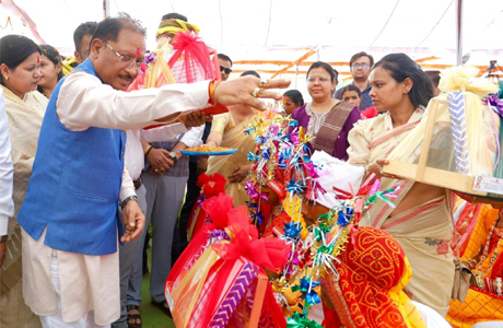 गोंडवाना आदर्श सामूहिक विवाह कार्यक्रम में शामिल हुए मुख्यमंत्री