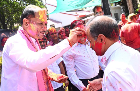 मुख्यमंत्री निवास में रंगों की बौछार: अधिकारी-कर्मचारियों संग खेली होली