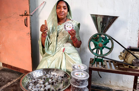 बिहान : पारम्परिक "इमली लाटा" से आत्मनिर्भर बनीं राखी ध्रुव