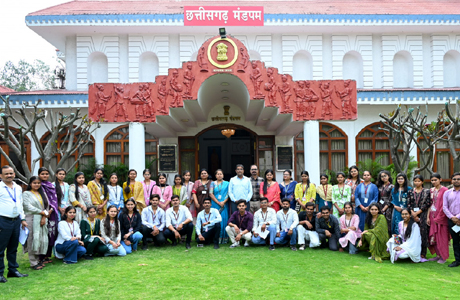 प्रतिष्ठित दिग्विजय कॉलेज के विद्यार्थियों ने किया लोकभवन का भ्रमण