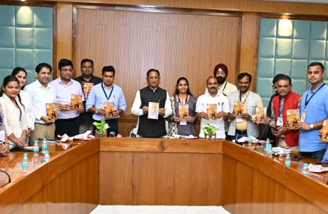 "मोदी के राज्य से लौटकर" पुस्तक का मुख्यमंत्री साय ने किया विमोचन