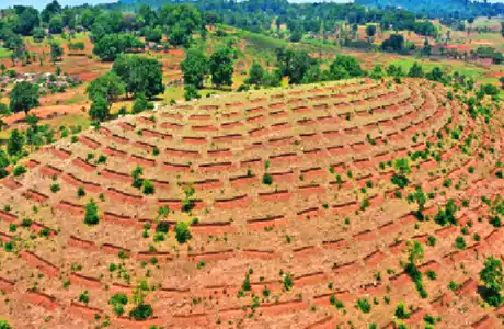 पथरीली पहाड़ पर गड्ढे खोदकर तिरथुमवासियों ने रोक लिया बारिश का पानी