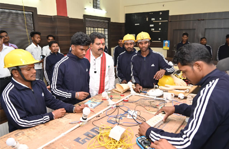 उपमुख्यमंत्री शर्मा पहुंचा पुनर्वास केन्द्र, लिया गतिविधियों का जायजा