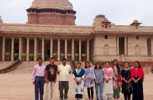 पीएम श्री स्कूलों के मेधावी छात्रों ने दिल्ली आगरा का किया शैक्षणिक भ्रमण