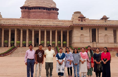 पीएम श्री स्कूलों के मेधावी छात्रों ने दिल्ली आगरा का किया शैक्षणिक भ्रमण