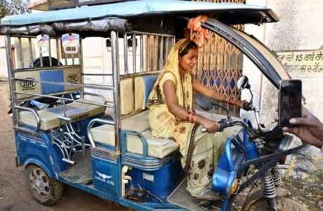 पथरिया डोमा की पुष्पलता 15 गांवों को बेच रही अपना बनाया वाशिंग पाउडर