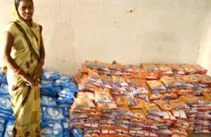 पथरिया डोमा की पुष्पलता 15 गांवों को बेच रही अपना बनाया वाशिंग पाउडर