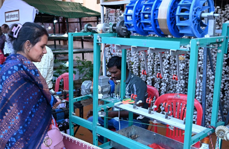 रेशम से माटीकला तक :  ग्रामोद्योग बजट में लाखों हुनरमंदों की चिंता