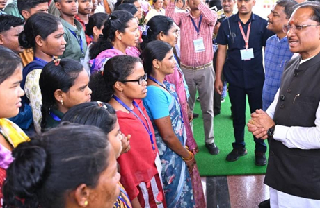 परिवर्तन और विश्वास : 140 आत्मसमर्पित नक्सलियों ने मुख्यमंत्री से की मुलाकात