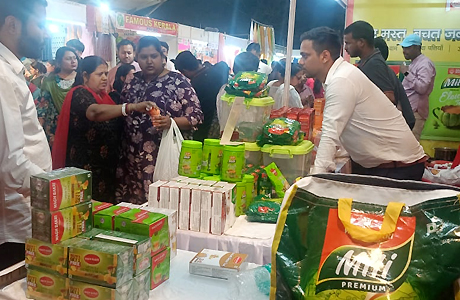 स्वदेशी मेले में खरीदारी के साथ ही मनोरंजन का भी भरपूर इंतजाम