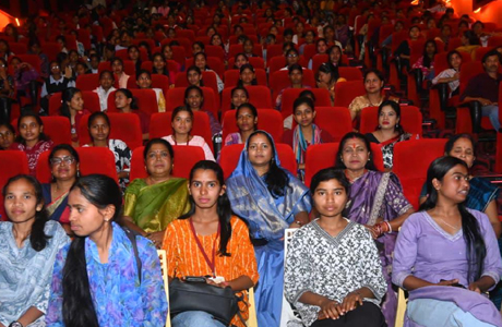 मंत्री लक्ष्मी राजवाड़े ने 600 छात्राओं को दिखाई द केरल स्टोरी 2