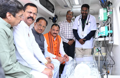 मुख्यमंत्री ने किया 300 BLS, 70 ALS के साथ 5 नियोनेटल ALS एम्बुलेंस का लोकार्पण