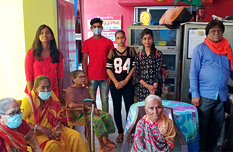 आस्था वृद्ध आश्रम ने 9 बुजुर्गों का एम्स में करवाया ऑपरेशन, चलने-फिरने लगे