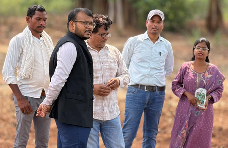 अक्ति तिहार पर कलेक्टर ने भिंडी बोकर दिया वैज्ञानिक खेती का संदेश