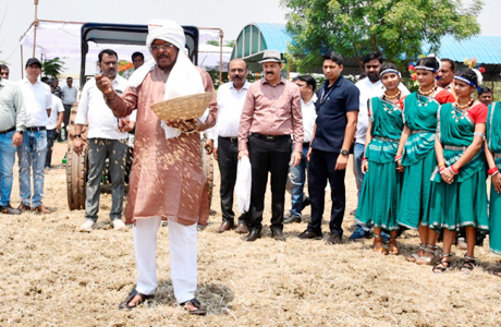 कृषि मंत्री नेताम ने अक्ती पर की बीजों की पूजा, चलाया ट्रैक्टर