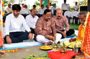 कृषि मंत्री नेताम ने अक्ती पर की बीजों की पूजा, चलाया ट्रैक्टर