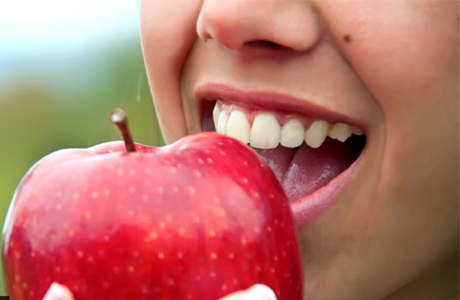 सेब में छुपा ग्लोइंग स्किन, तेज दिमाग और मजबूत दिल का राज