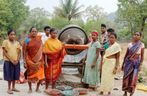 ईंट निर्माण कार्य से आत्मनिर्भर बन रही हैं स्व-सहायता समूह की महिलाएं