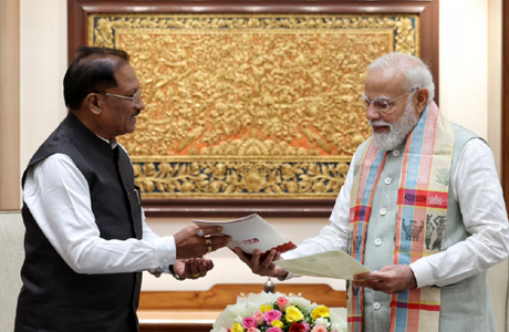 बस्तर 2.0 : मुख्यमंत्री ने पीएम को सौंपा विकास का ब्लूप्रिंट, दिया आमंत्रण