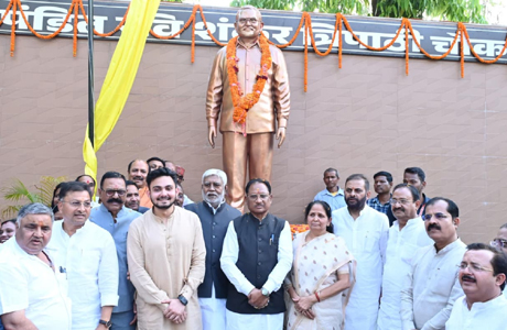 पूर्व विधायक रविशंकर त्रिपाठी की प्रतिमा का मुख्यमंत्री साय ने किया अनावरण