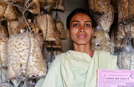 बिहान : महुआ लड्डू, नारियल लड्डू, मशरूम बेचकर बदले घर के हालात